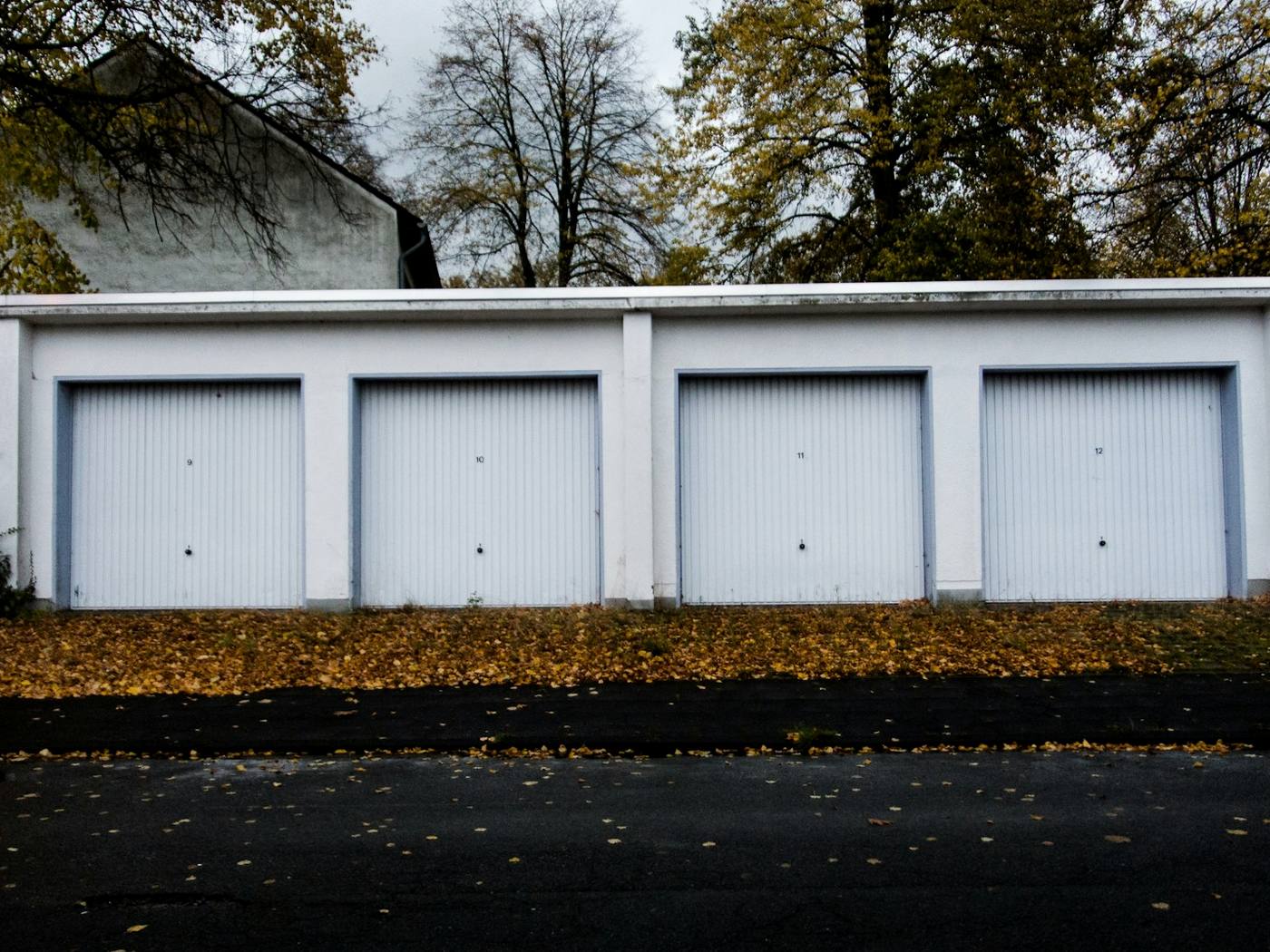 Freistehende Garagenreihe mit vier Schwingtoren