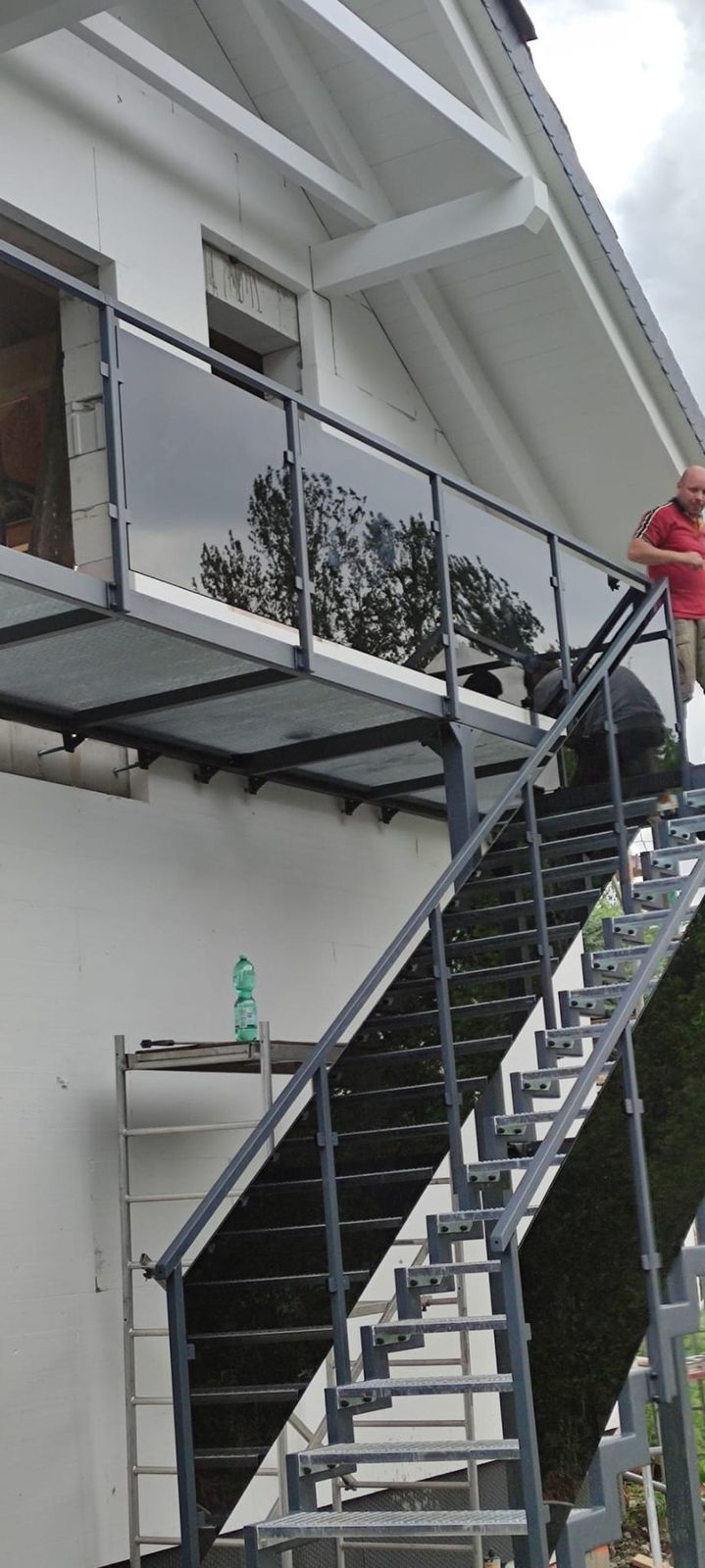 Stahlbalkon mit Außentreppe am Neubau