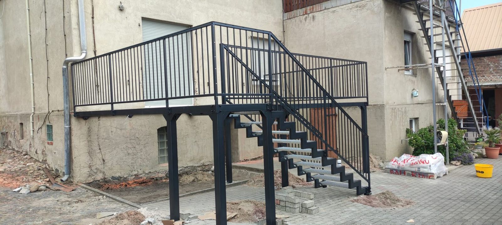 Balkon mit Podesttreppe am Altbau
