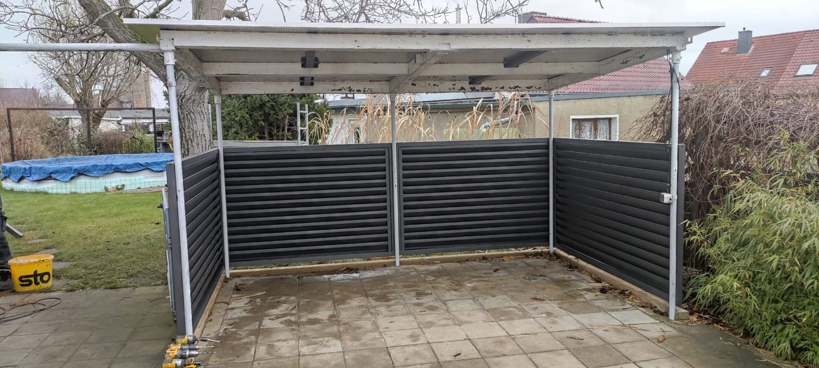 Carport mit Lamellenwänden