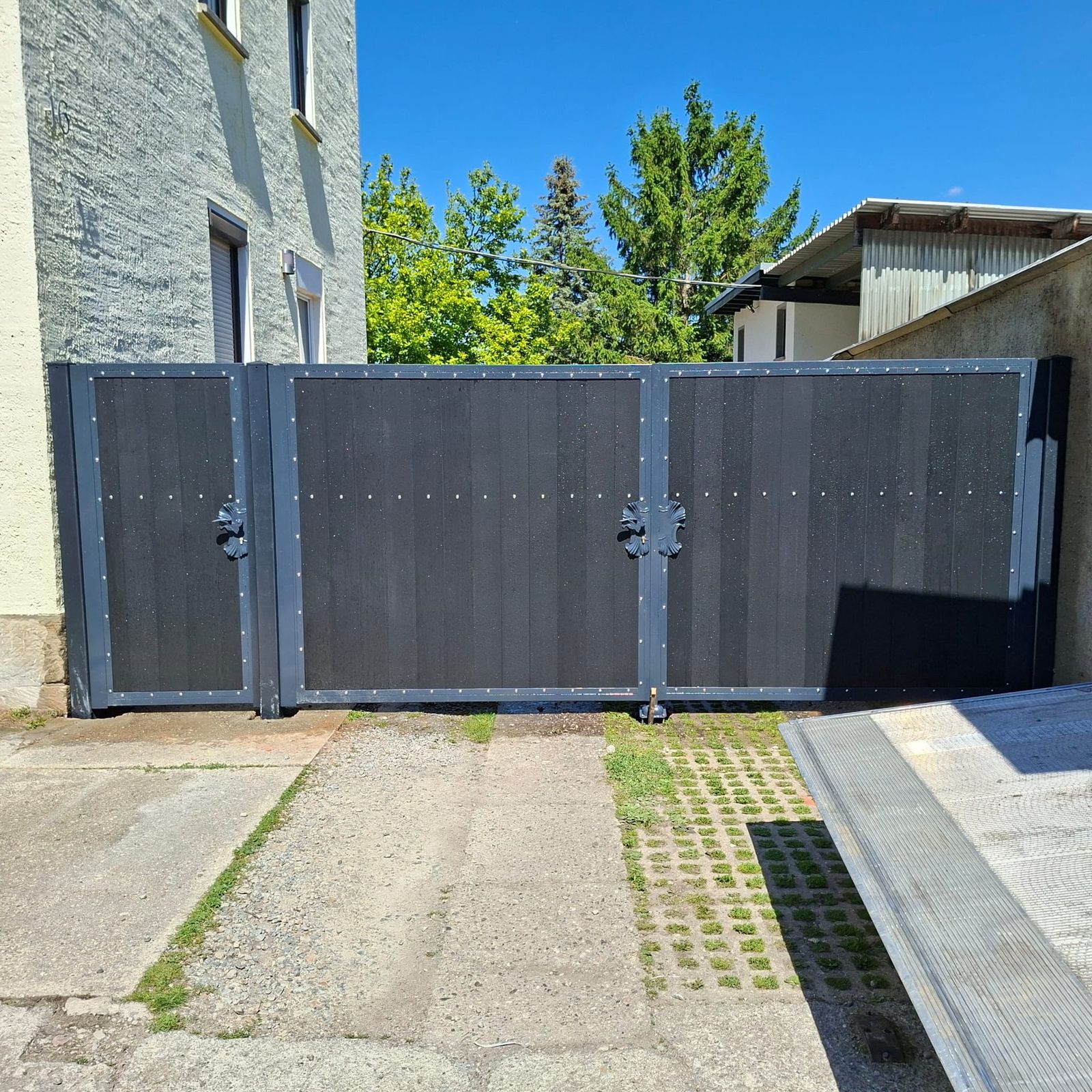Blickdichtes zweiflügeliges Hoftor aus Metall