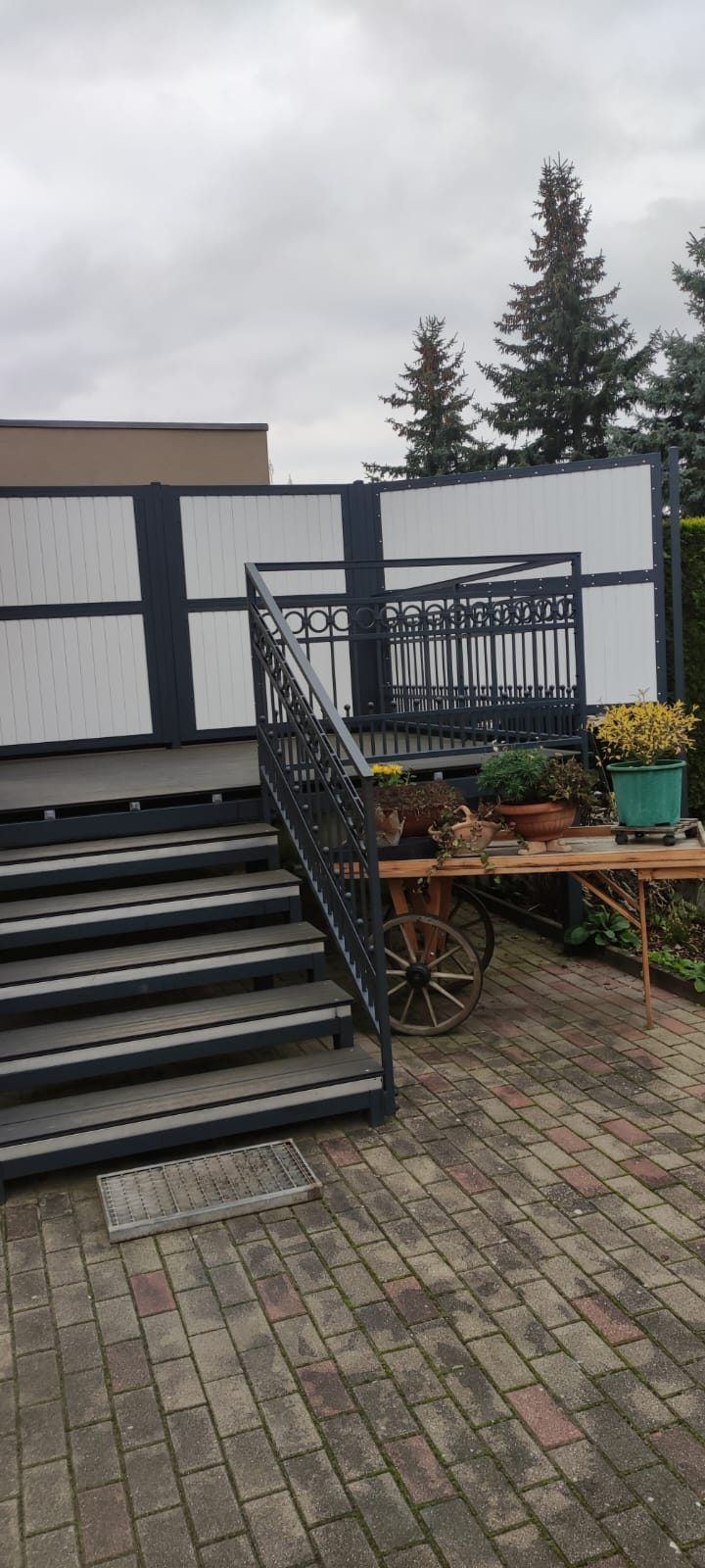 Podest mit Treppe und Sichtschutz