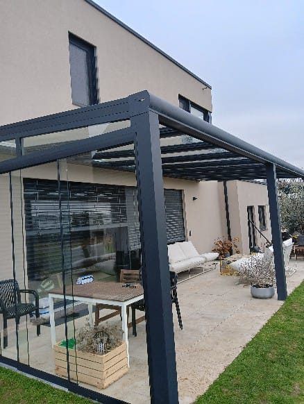 Terrassendach mit Glasschiebewänden