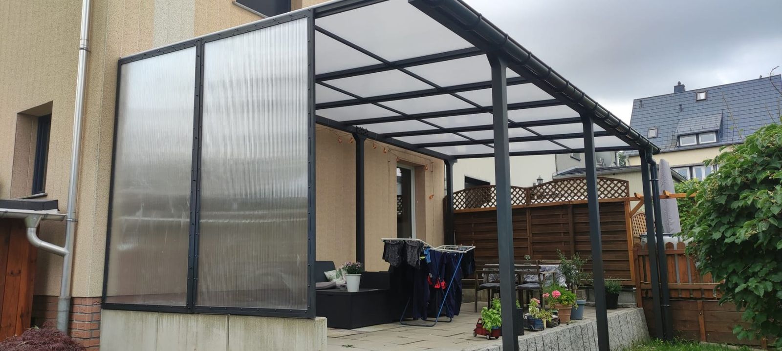 Terrassenüberdachung mit Seitenwand