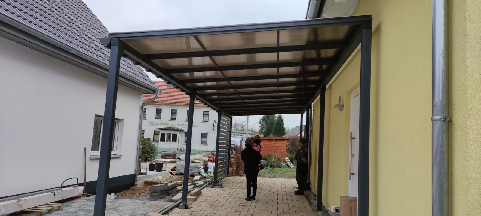 Überdachung entlang der Hauswand